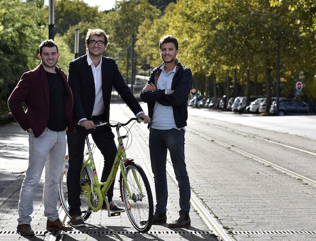Pierre, Romain et Johnny, trois étudiants d'Audencia à Nantes (dont deux anciens étudiants de l'ESEO à Angers) viennent de créer leur start-up Velco pour promouvoir leur vélo connecté (c'est un guidon connecté avec GPS qui assure la sécurité du cycliste et du vélo).