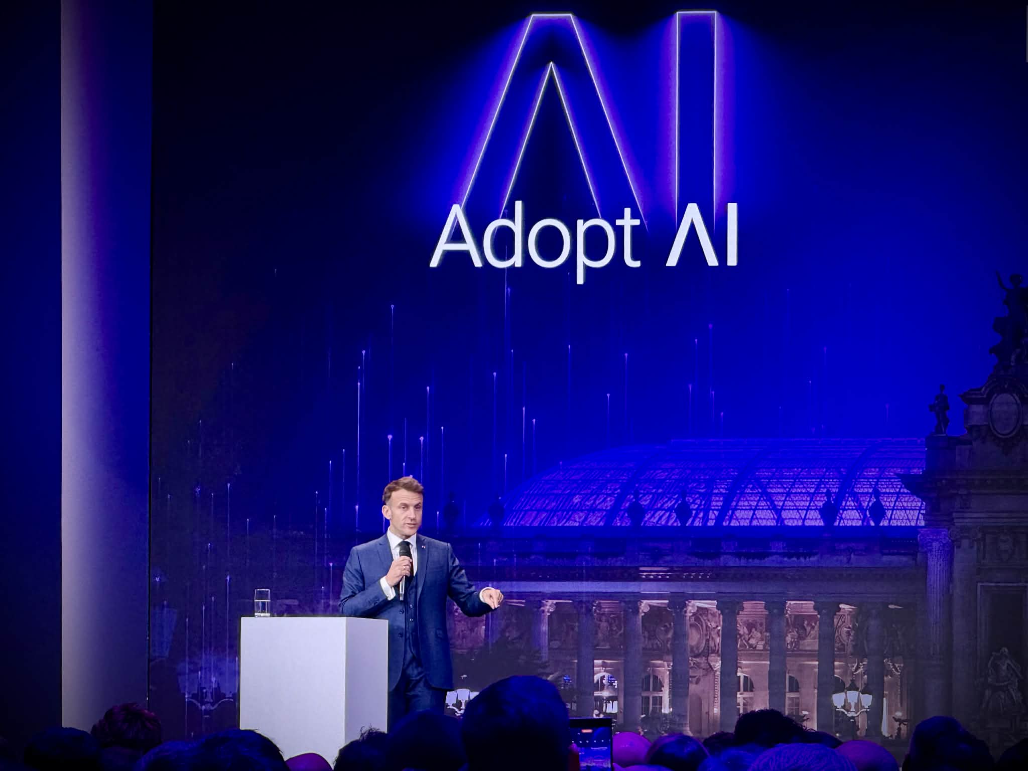 Adopt AI : Emmanuel Macron dÃ©fend la Â«prÃ©fÃ©rence europÃ©enneÂ» pour rester dans la...
